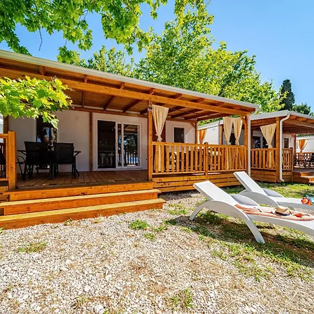 Mobile Homes Camp Perna - Adriatic Kampovi ホリデーパーク 3*